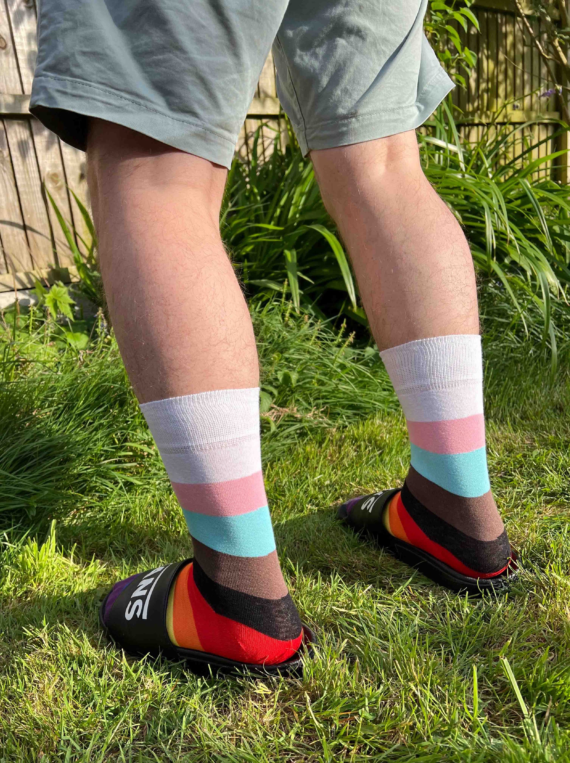 Unisex adults Progress Pride Socks. These Progressive Striped Flag socks have been created with love to support your feet and your “sole”. To assist your true authentic self when you’re walking with purpose, pride, and style. Our range of Genderqueer Pride Socks aim to make the world a brighter and more loving place. 